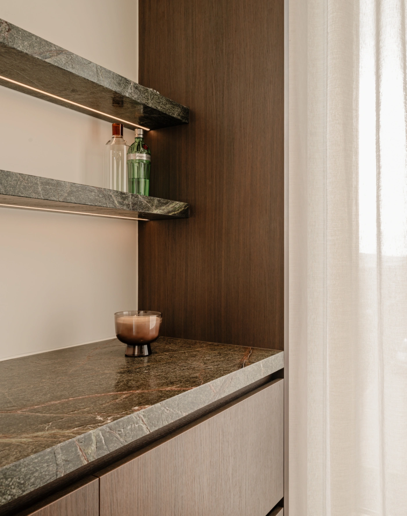 Totaalmaatwerk in marmer 'Forest Green Leather' - Dumoulin