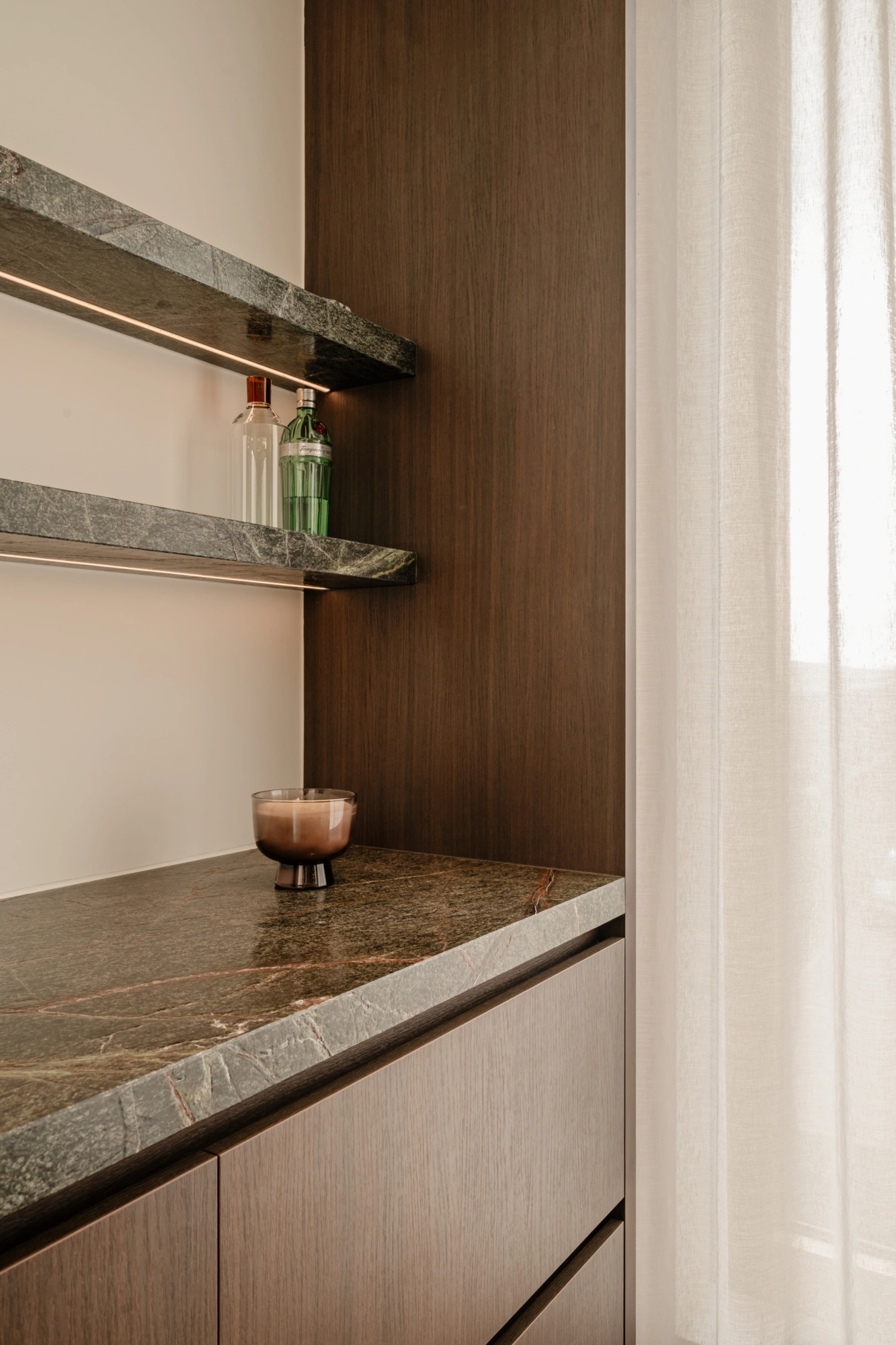 Totaalmaatwerk in marmer 'Forest Green Leather' - Dumoulin